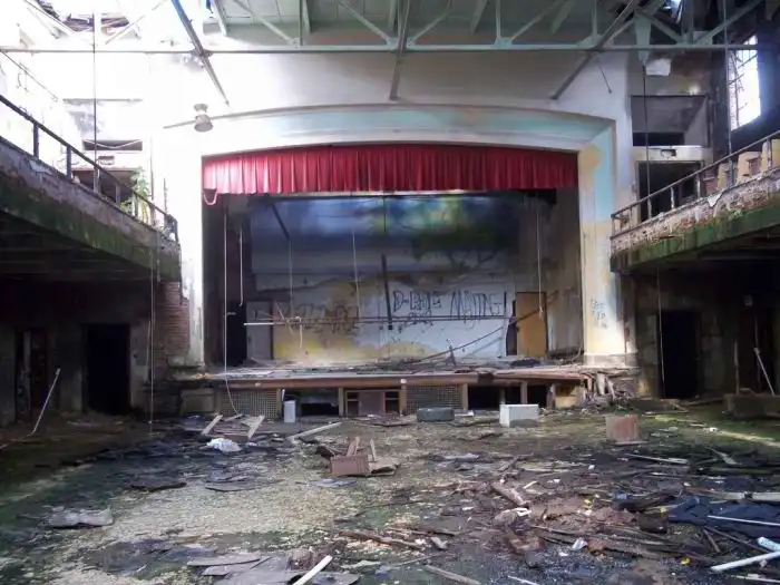 Пугающая заброшенная школа в Белчертауне