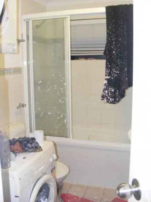 Последствия взрыва баллончика с пеной для бритья