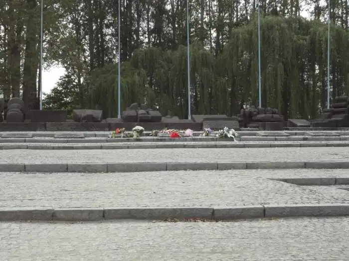 Прогулка по концентрационному лагерю Аушвиц в наши дни