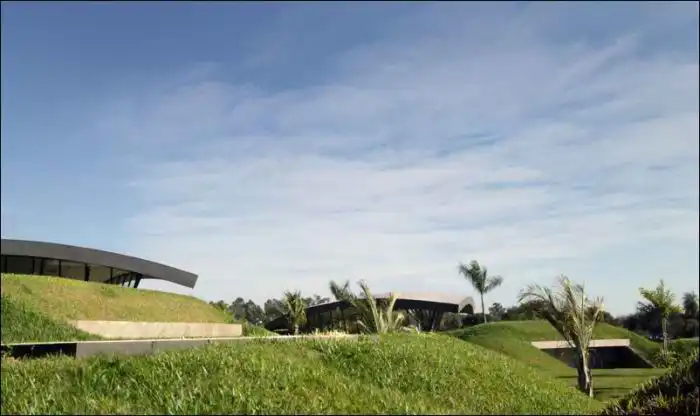 Эко-дом, спроектированный внутри холма