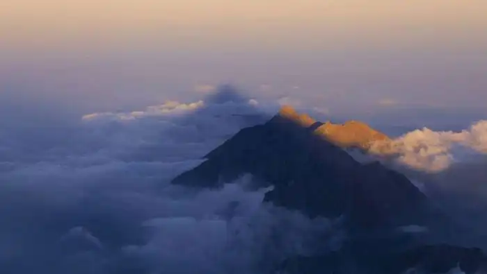Фантом пирамиды на вершине горы Роччамелоне