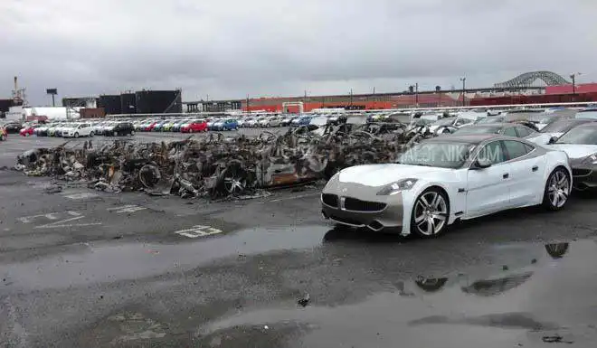 16 суперкаров Fisker Karma сгорели дотла