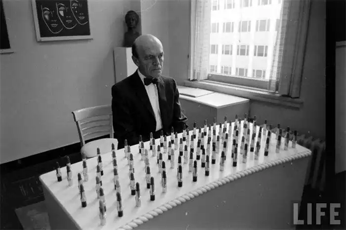 Самая счастливая работа из прошлого - испытатель губной помады