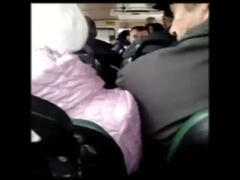 Маршрутка быстро выкинула жлоба из салона. Драка