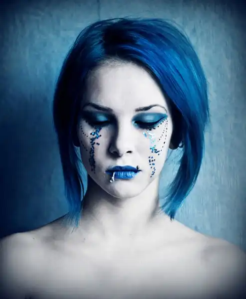 С цветными волосами...