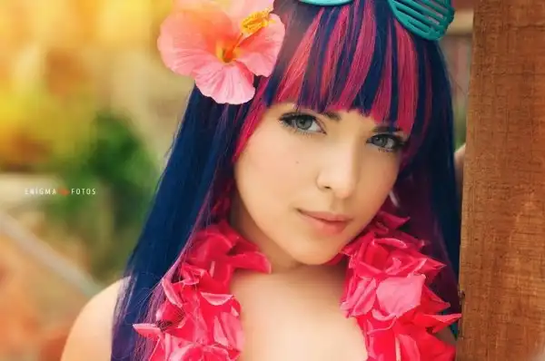 С цветными волосами...