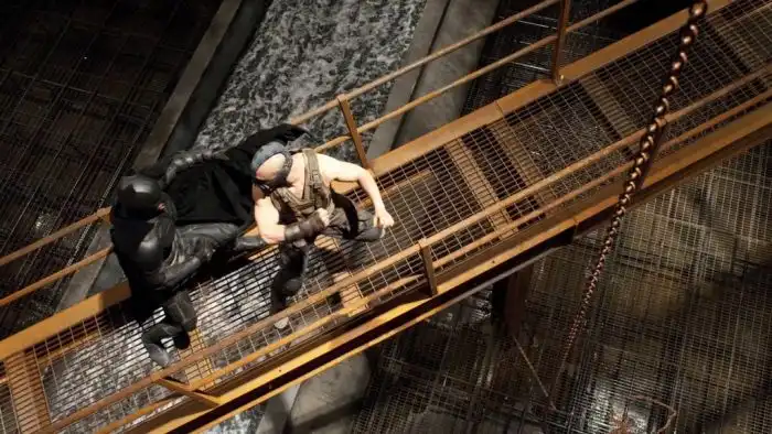 Как снималась битва Бэтмена против Бэйна