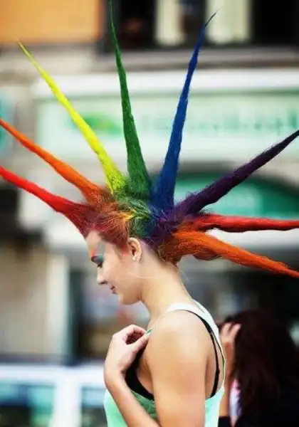 С цветными волосами.