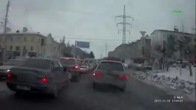 Регулировщик на перекрестке с выключенным светофором