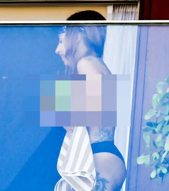 Леди Гага засветила грудь