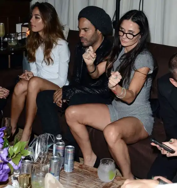 Деми Мур зажигает