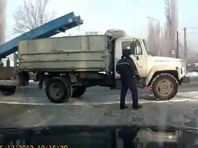 Этого гаишника не остановит даже грузовик!