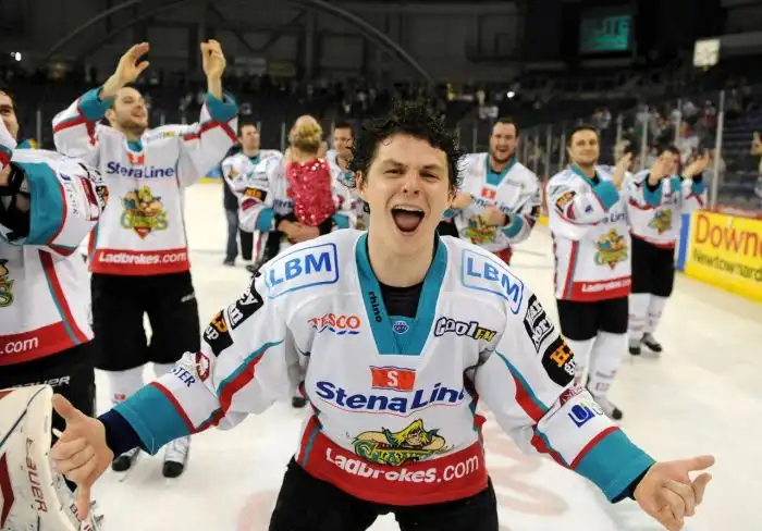 Хоккей - опасный спорт для тех, кто не боится боли