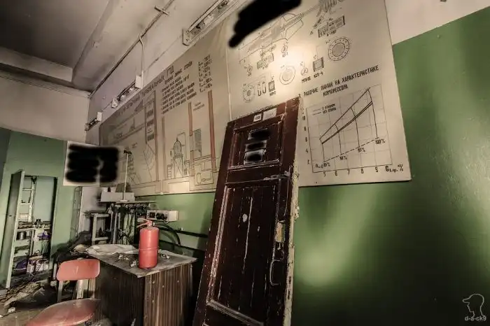 Заброшенный испытательный цех авиационных двигателей