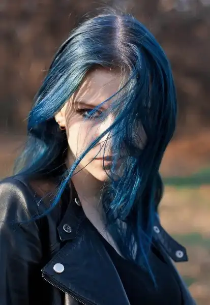 С цветными волосами.