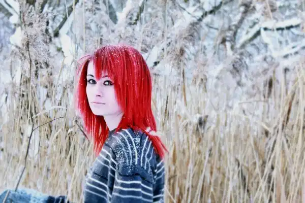 С цветными волосами.