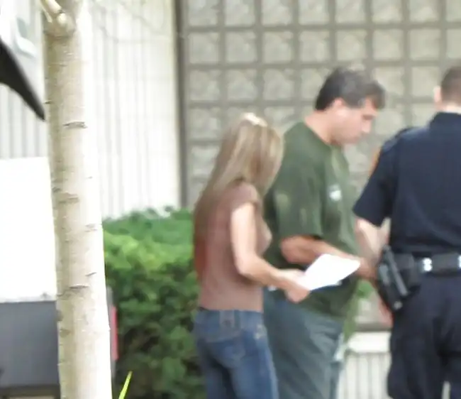 Симпатичная девушка оценивает ущерб от аварии