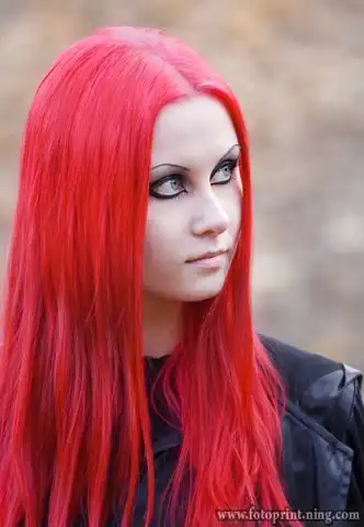 С цветными волосами.