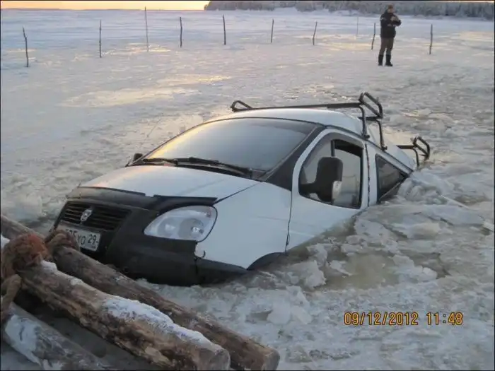 Неудачная ледовая переправа через реку