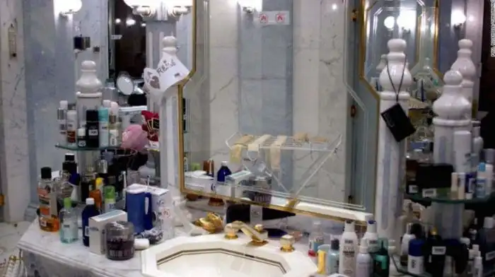 Фотоотчет из брошенного диктатором дворца