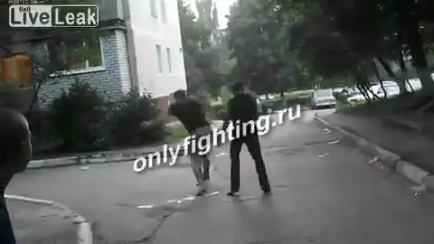 Жесткий нокаут ногой