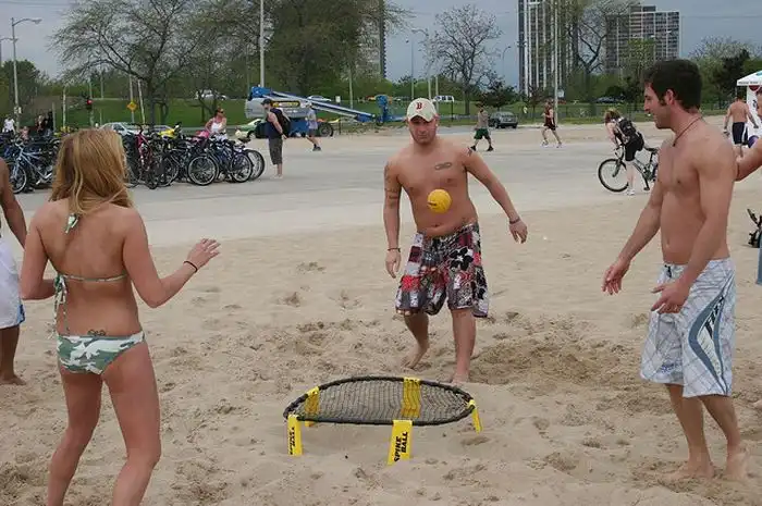 Подвижная игра Spikeball