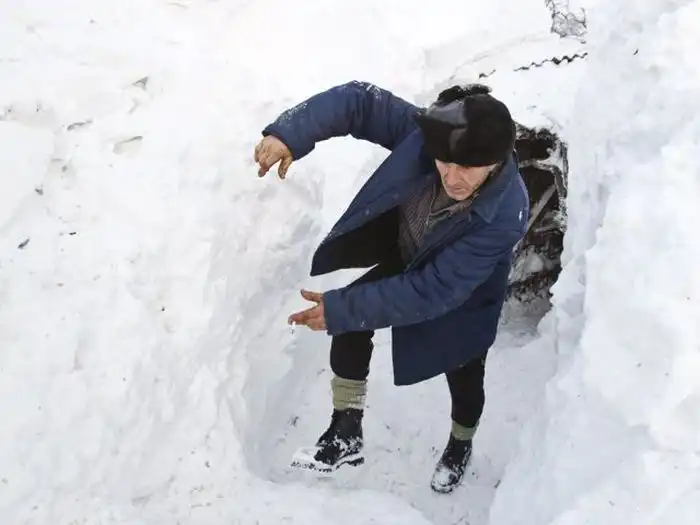 Румынская деревня, заваленная снегом