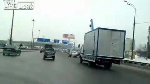 Водитель грузовика забыл убрать стрелу крана...