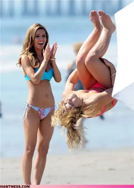 Симпатичные девушки, занимающиеся странными вещами. Часть 7