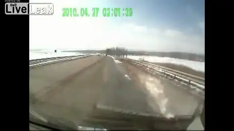 Машина выехала навстречу грузовику...