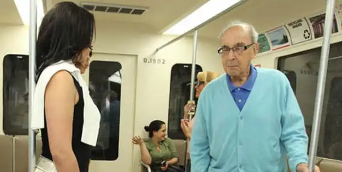 Как держаться за поручень без рук