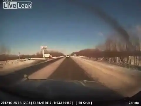 Подставил машину под удар на повороте