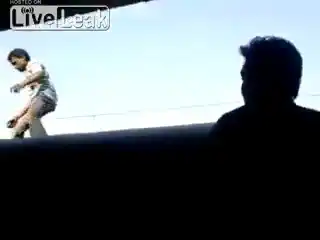 Парня ударило током на крыше поезда