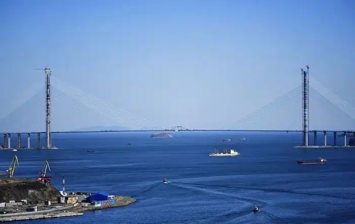 Мост "Русский" сомкнулся