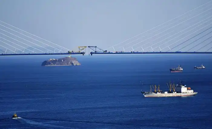 Мост "Русский" сомкнулся