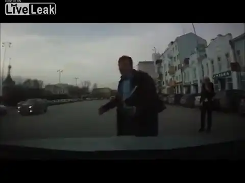 Мошенник бросился под машину