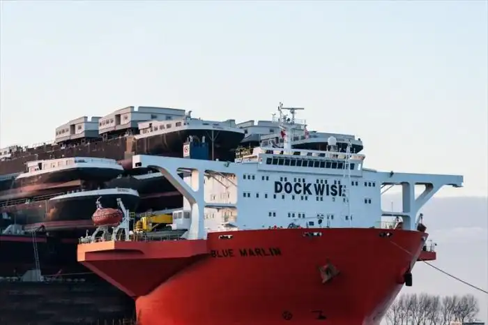 Огромное судно - Blue Marlin