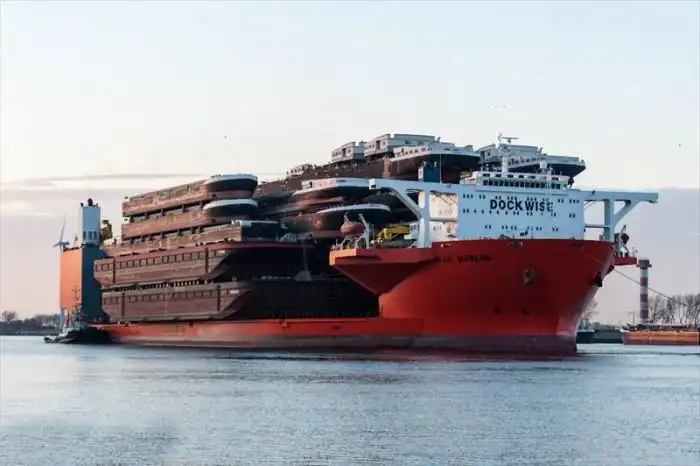 Огромное судно - Blue Marlin