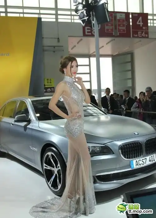 Девушка на автошоу в правильном платье