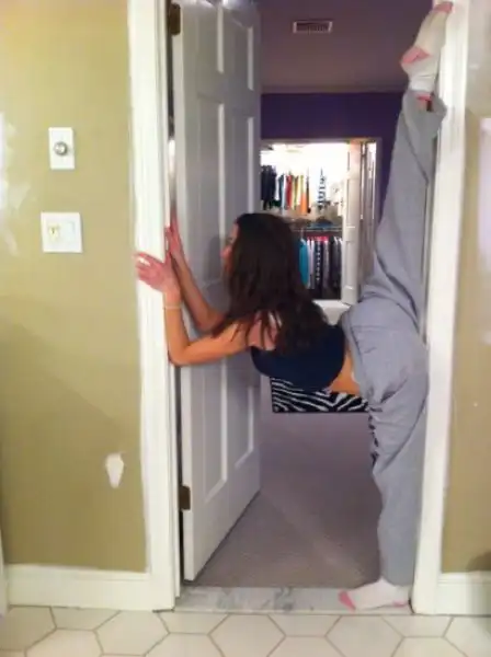 Девушки делают шпагат