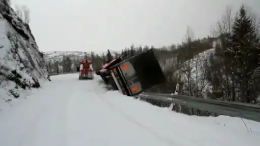 Жесткое падение фуры с отвесной горы