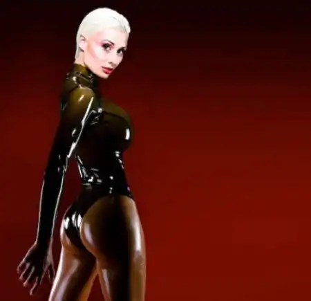 Marie-Claude любит косплей