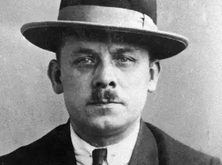 Гей вампир, убивал вокзальных бродяг.