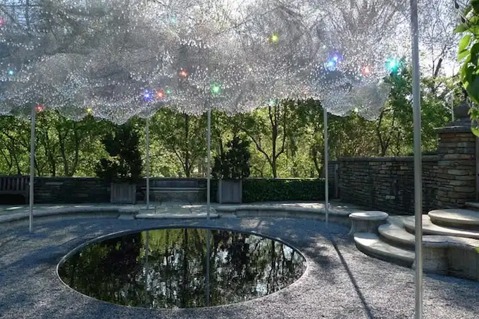 Облако из 10 000 кристаллов Swarovski