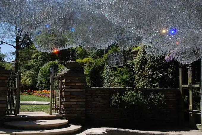 Облако из 10 000 кристаллов Swarovski