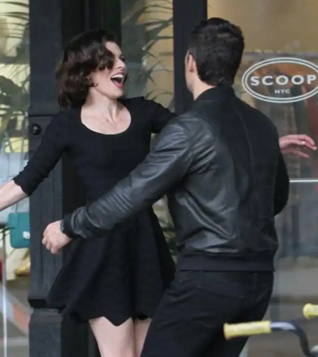 Милла Йовович показала попу