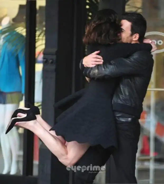 Милла Йовович показала попу