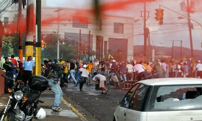 Цветная вода для демонстрантов