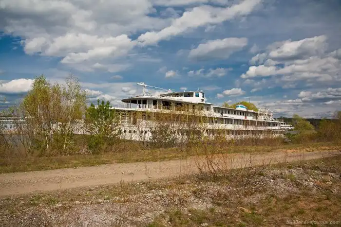 Брошенный теплоход
