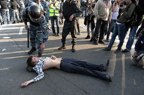 ОМОН убивает/калечит парня на Марше миллионов